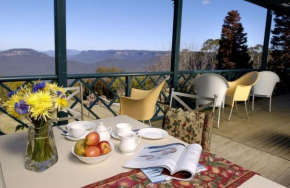 Blue Mountains Rhapsody, Leura